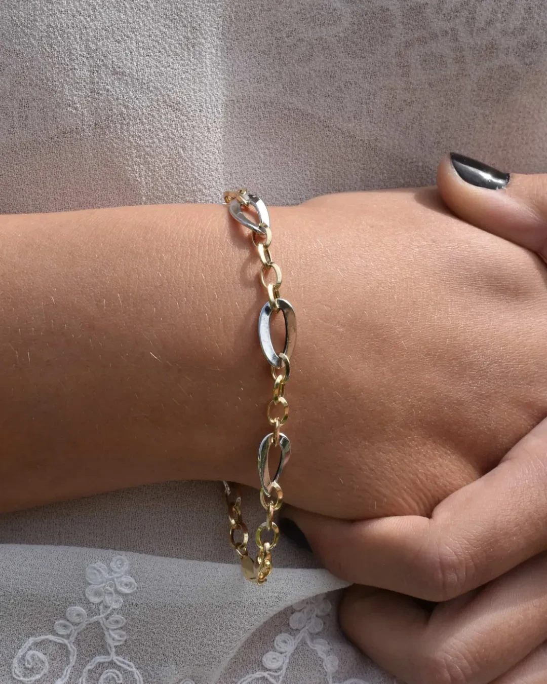 Bracciale oro bianco e giallo con catena a maglie alternate