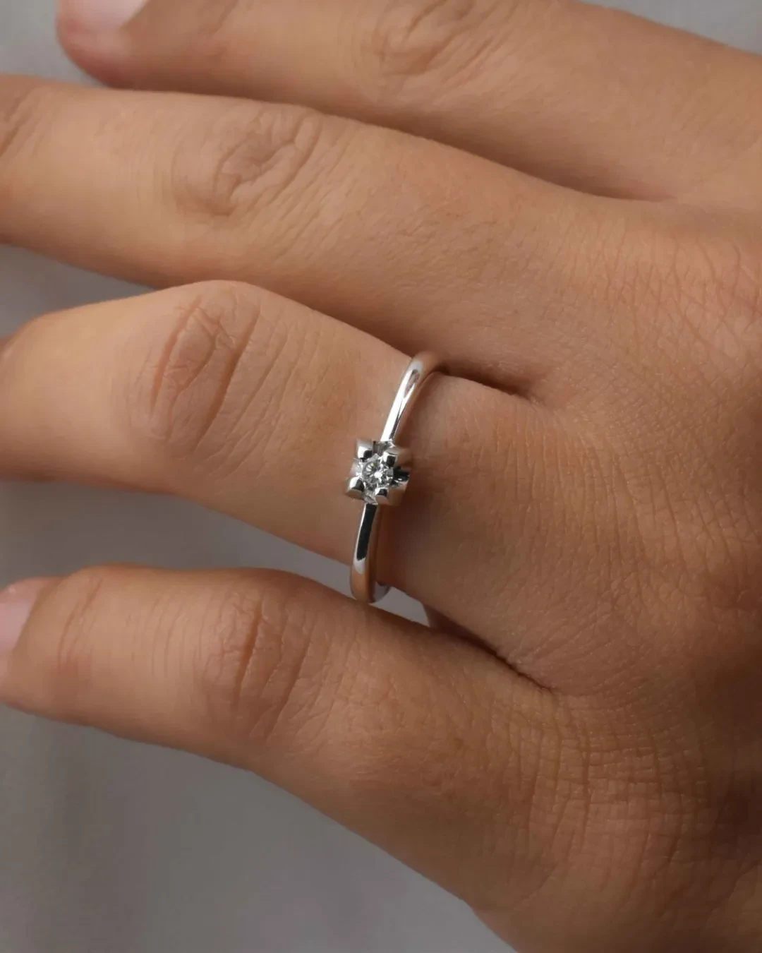 Anello solitario brillante da 0,08 ct