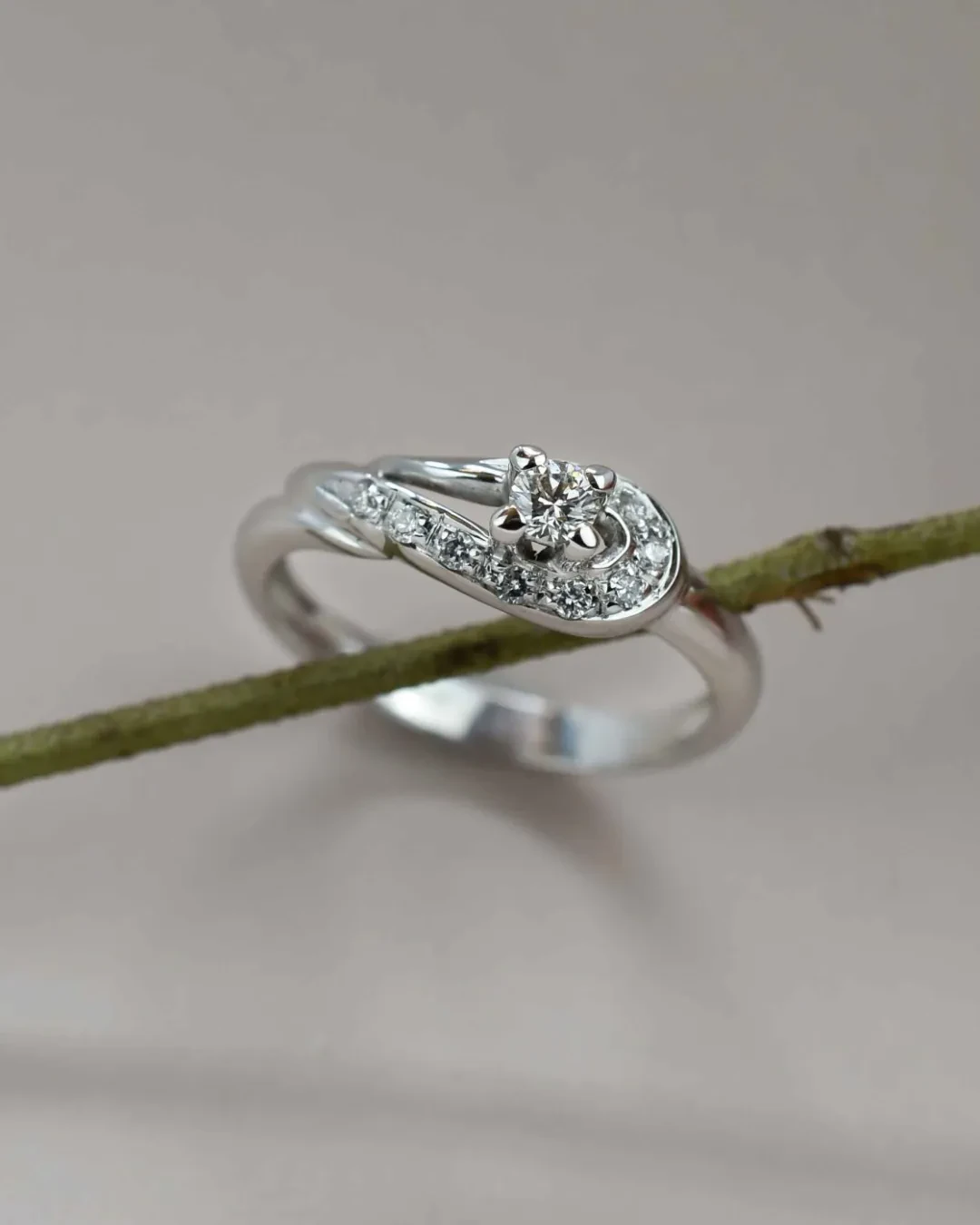 Anello fantasia con brillanti da 0,13 ct