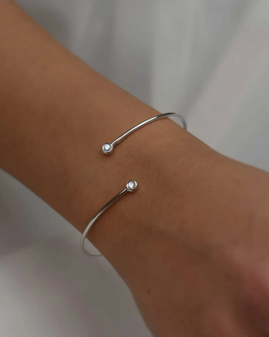 Bracciale rigido in oro bianco e diamanti
