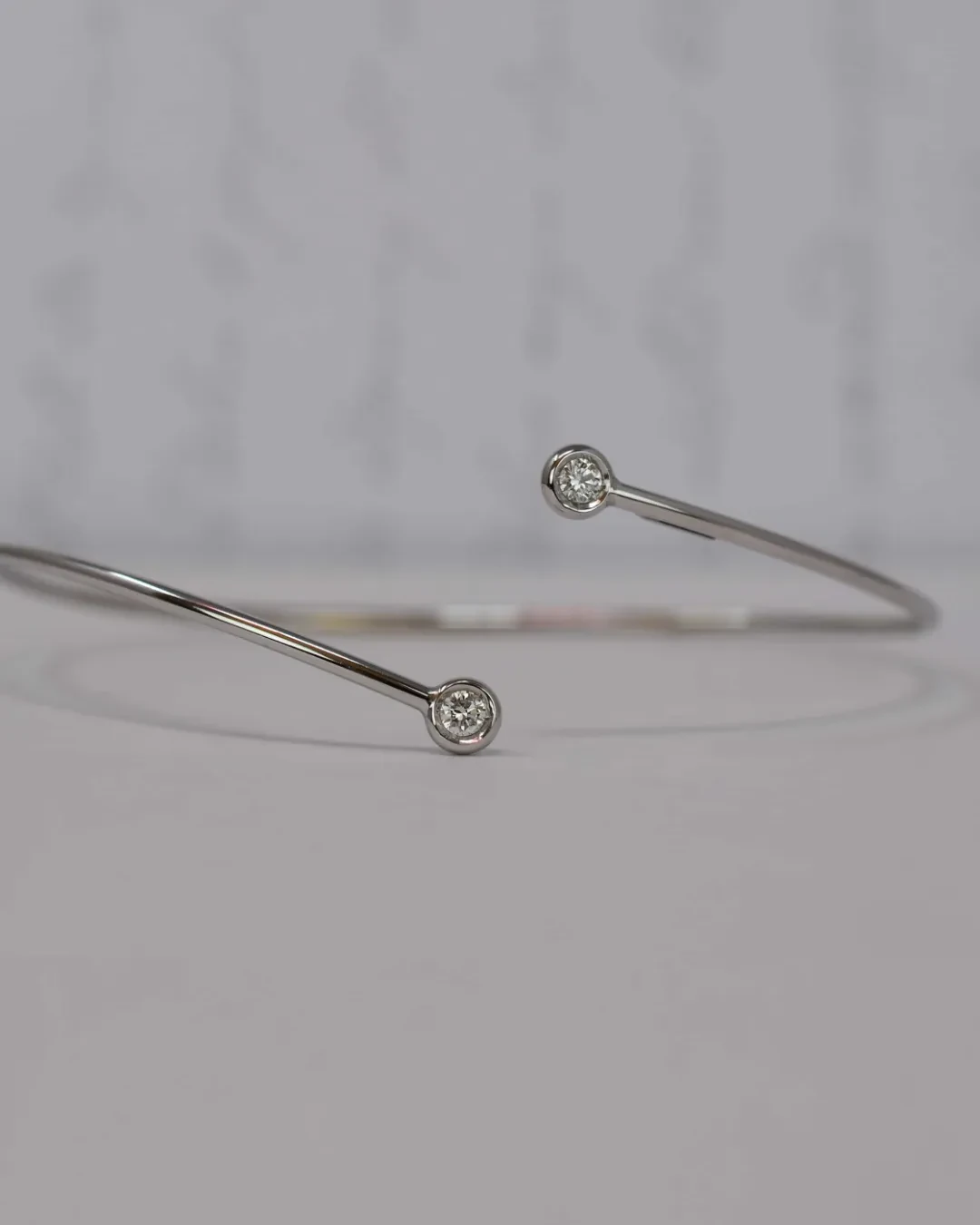Bracciale rigido in oro bianco e diamanti