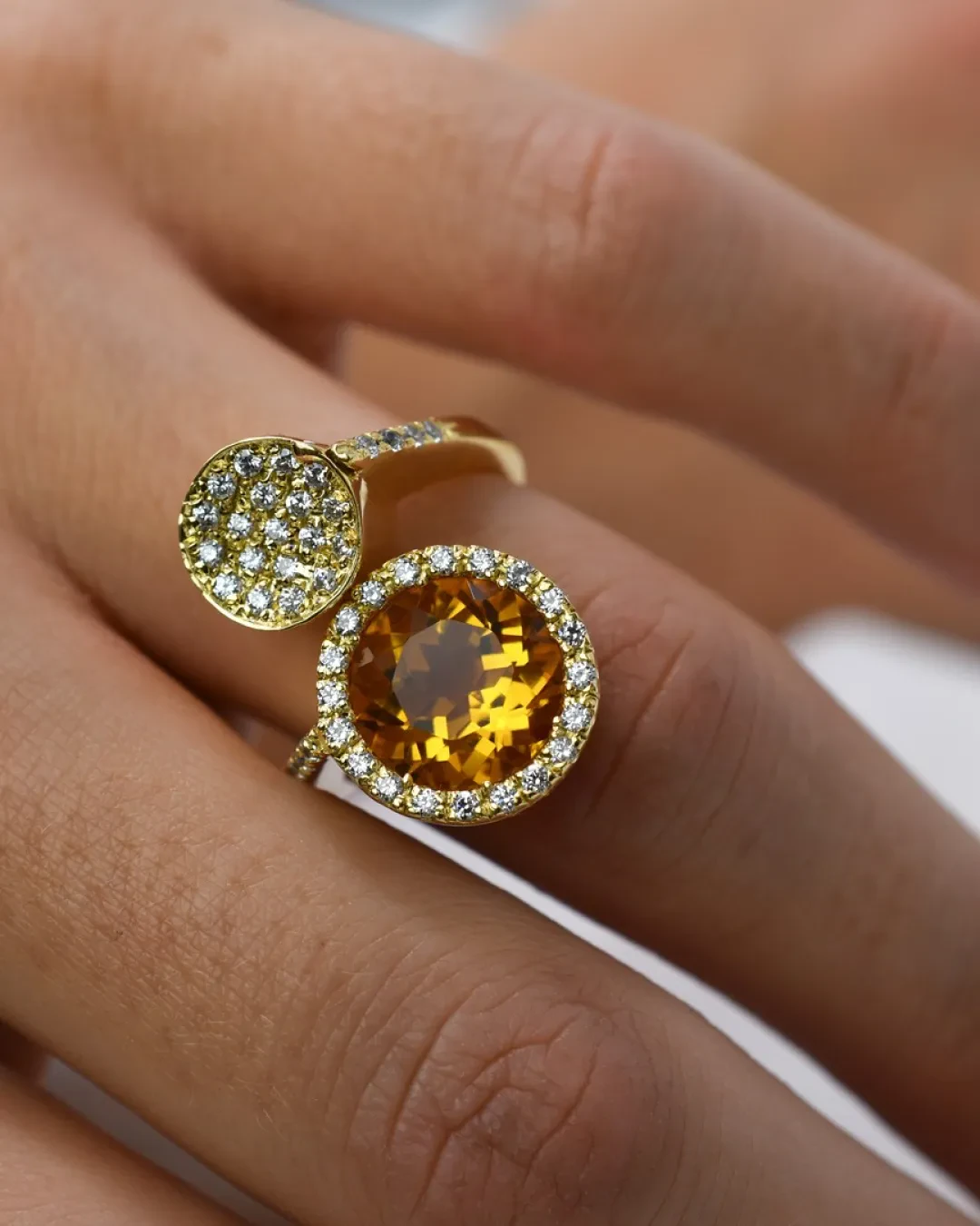 Anello quarzo giallo e pavè di zirconi