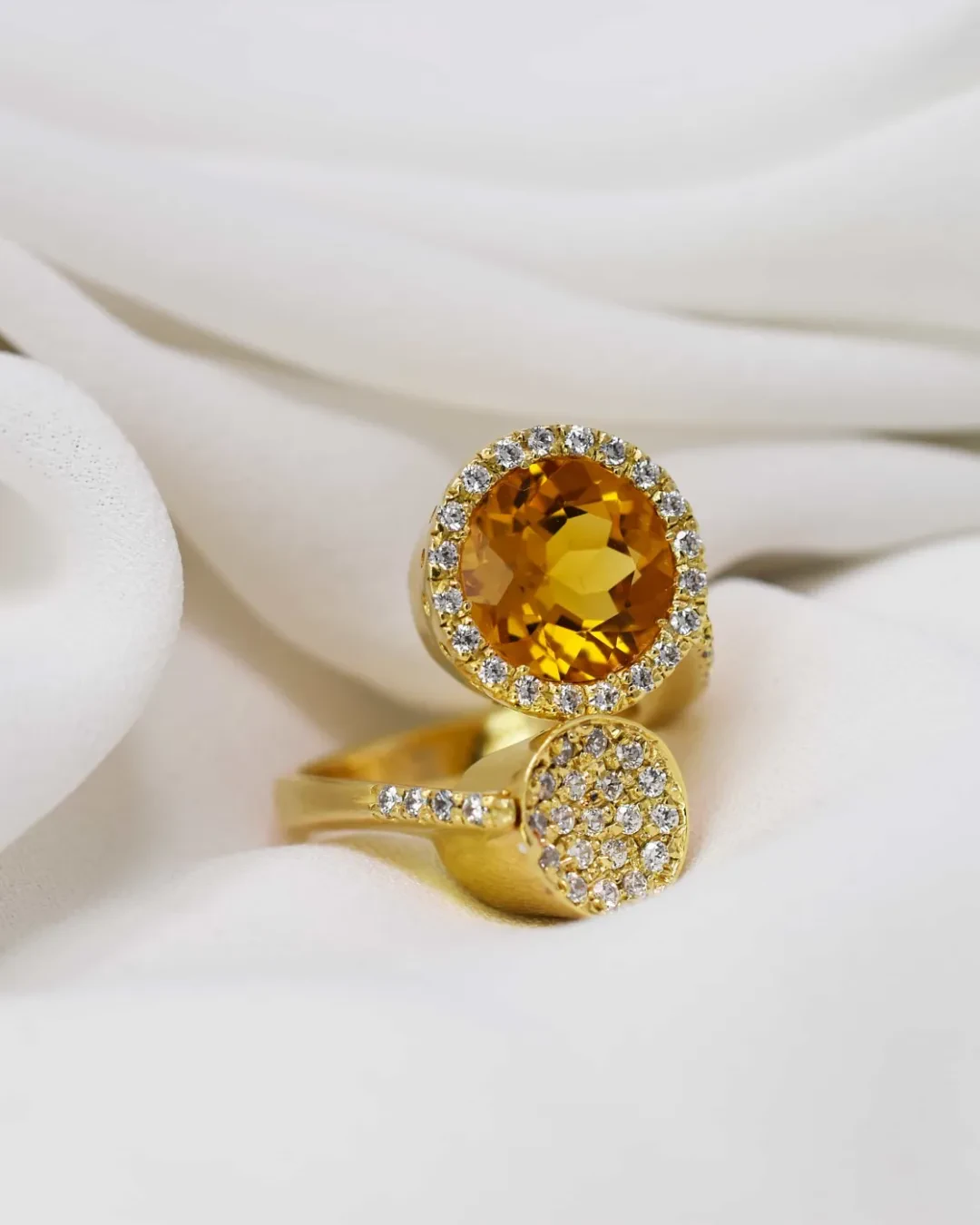 Anello quarzo giallo e pavè di zirconi
