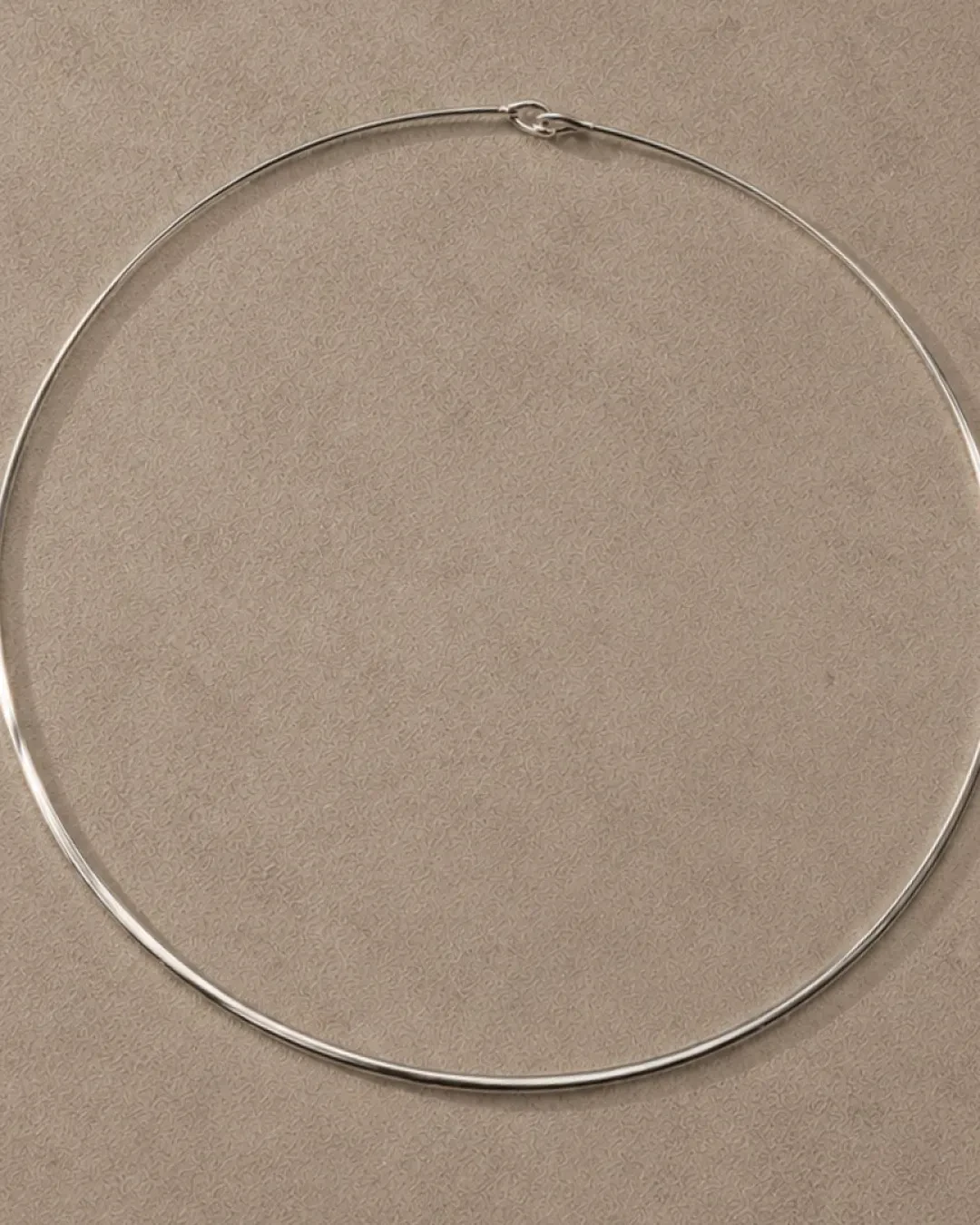 Collana rigida in oro bianco